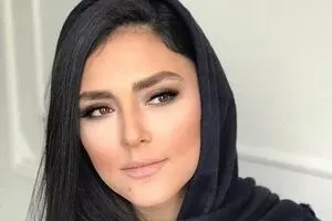 هدی زین العابدین به سوگ نشست/ عکس