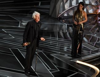 ساندرا بولاک جایزه بهترین فیلمبردار را به راجر دیکینز اهدا کرد