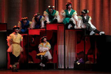 اجرای نمایش "هملت و دن کیشوت" در سالن اصلی تئاترشهر