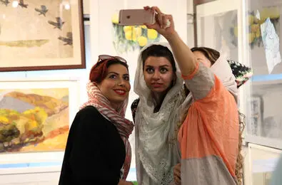 کارت دعوت خانم گلستان برای قدیمی‌ترین نمایشگاه بخش خصوصی