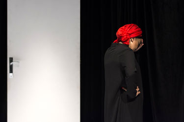 نمایش "گرگ‌ها کروات نمی‌زنند" در عمارت نوفل لوشاتو