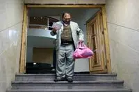 نامزد جدید؛مردی با کیف زنانه/عکس