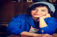 ژست کتابخوانی ساناز سعیدی بازیگر نیوکمپ/ عکس