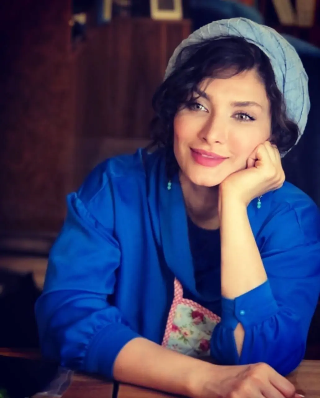 ژست کتابخوانی ساناز سعیدی بازیگر نیوکمپ/ عکس