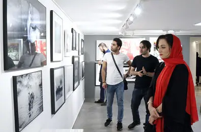 ببینید: استقبال از نمایشگاه سالانه عکس گالری مژده/ ۸۱ عکس از ۷۴ هنرمند