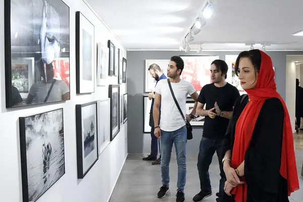 ببینید: استقبال از نمایشگاه سالانه عکس گالری مژده/ ۸۱ عکس از ۷۴ هنرمند