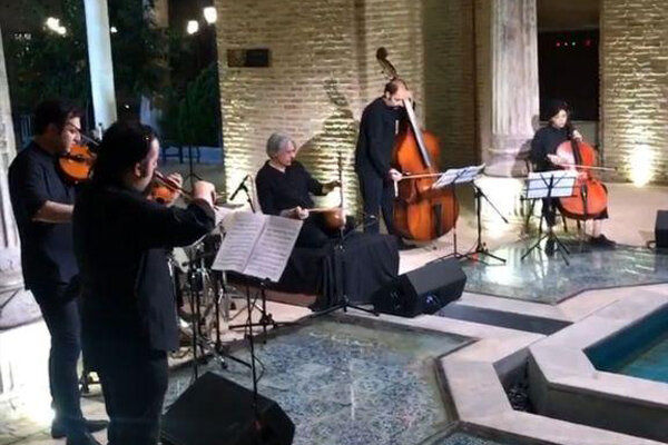 کیهان کلهر سیاه‌پوش به صحنه آمد/ ۲۰ هزار نفر به تماشای شهر خاموش