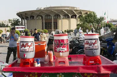 اطراف تئاتر شهر پاتوقی برای دستفروشان و بساط چای/عکسها