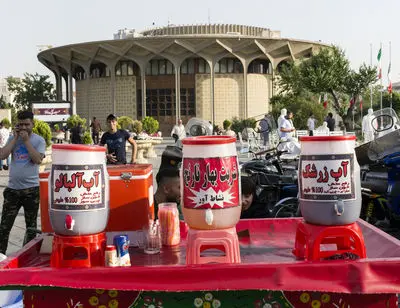 اطراف تئاتر شهر پاتوقی برای دستفروشان و بساط چای/عکسها