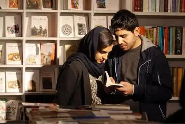كتابگردي اهالي فرهنگ و هنر در شهركتاب فرشته