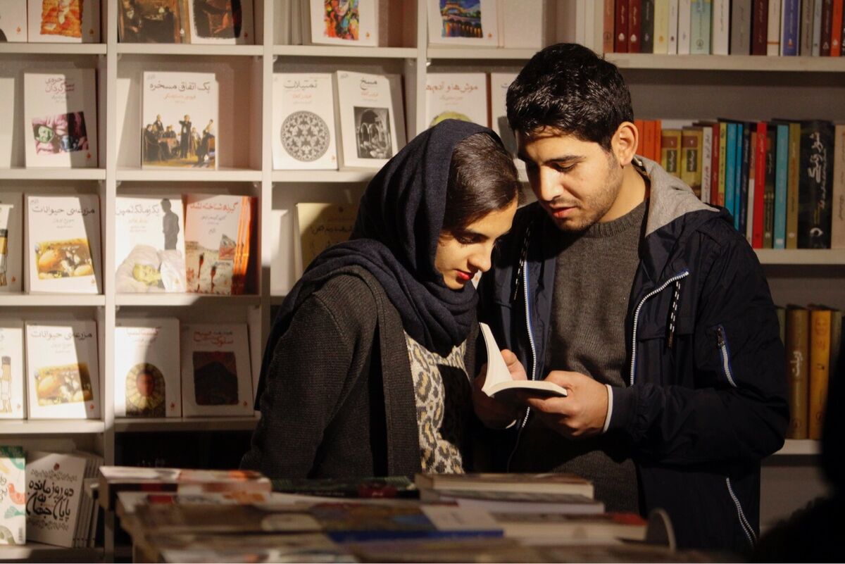كتابگردي اهالي فرهنگ و هنر در شهركتاب فرشته