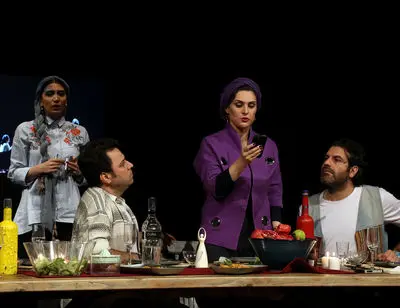 ببینید: ماجرای عجیب چند زوج عاشق روی صحنه تئاتر