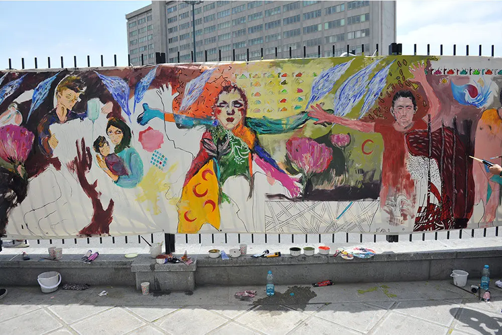نقاشی گروهی صلح توسط جمعی از هنرمندان در موزه استاد صنعتی