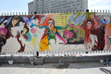 نقاشی گروهی صلح توسط جمعی از هنرمندان در موزه استاد صنعتی