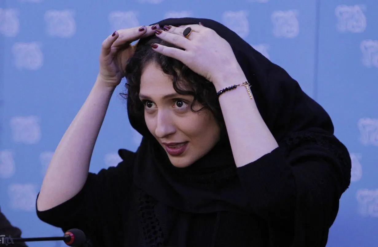 تابلوی «آباجان» روی دوش و بر تن دختران و پسران