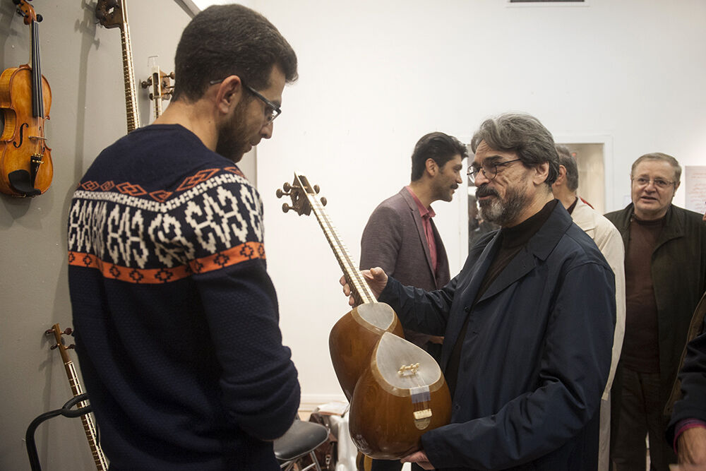 بازدید حسین علیزاده از نمایشگاه سازخانه