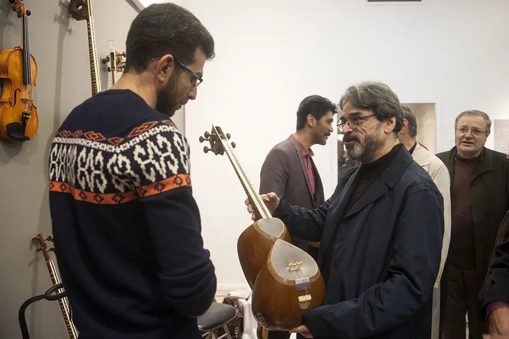 بازدید حسین علیزاده از نمایشگاه سازخانه