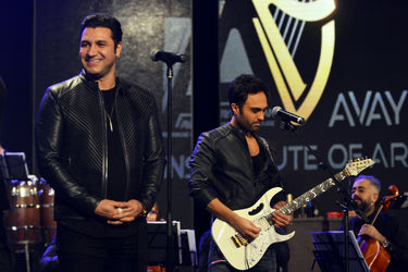 کنسرت "عاشقانه‌های ناصر چشم‌آذر" در سالن همایش‌های برج میلاد