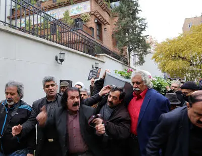 ببینید: مراسم تشییع پیکر بازیگر 