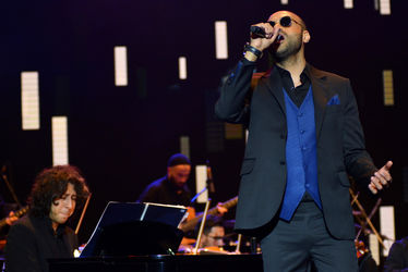 کنسرت "عاشقانه‌های ناصر چشم‌آذر" در سالن همایش‌های برج میلاد