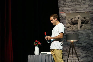 نمایش " زمان از حرکت می ایستد "در تالار محراب