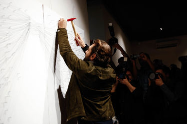 خلق اثر توسط بزرگمهر حسین‌پور در حمایت از کودکان بدسرپرست در گالری آس