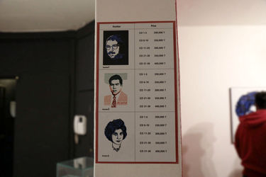 نمایشگاه پوستر آرش تنهایی با نام علیه فراموشی در گالری دنا 