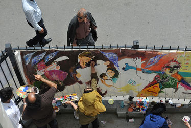 نقاشی گروهی صلح توسط جمعی از هنرمندان در موزه استاد صنعتی