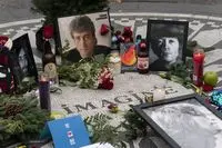 گردهمایی هواداران در چهلمین سالگرد قتل جان لنون/ فیلم