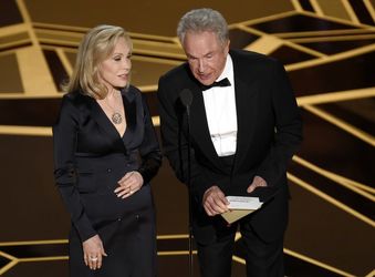 فی داناوی و وارن بیتی یک سال پس از رسوایی پاکت‌ها، بار دیگر برای اعلام نام برنده بهترین فیلم به دالبی تیه‌تر بازگشتند