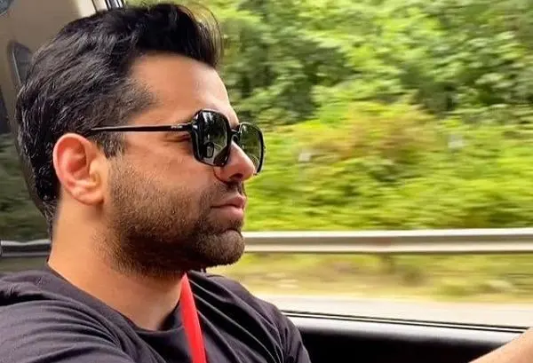 ویدئو: رضا بهرام مقابل میدان آزادی برای ایران خواند