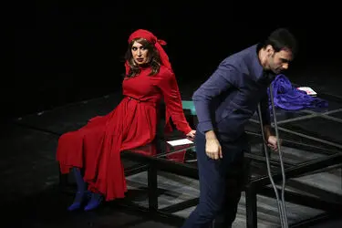 اهدای جایزه جشنواره سینمایی آسیاپاسیفیک در نمایش "شیروانی داغ"