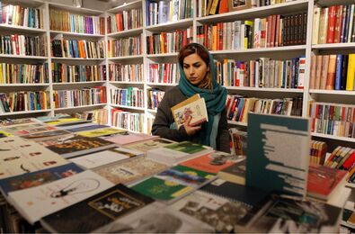 دوربین ایران‌آرت سایه‌به‌سایه کتابگردها در تهران/ گزارشی تصویری از شهر کتاب فرشته و قرار مردم با کتاب‌ها