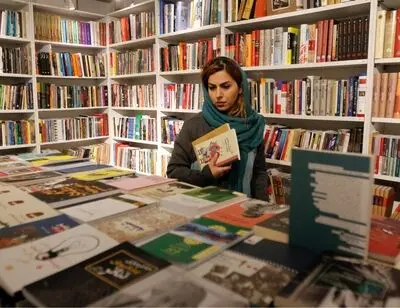 دوربین ایران‌آرت سایه‌به‌سایه کتابگردها در تهران/ گزارشی تصویری از شهر کتاب فرشته و قرار مردم با کتاب‌ها