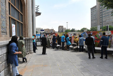 نقاشی گروهی صلح توسط جمعی از هنرمندان در موزه استاد صنعتی