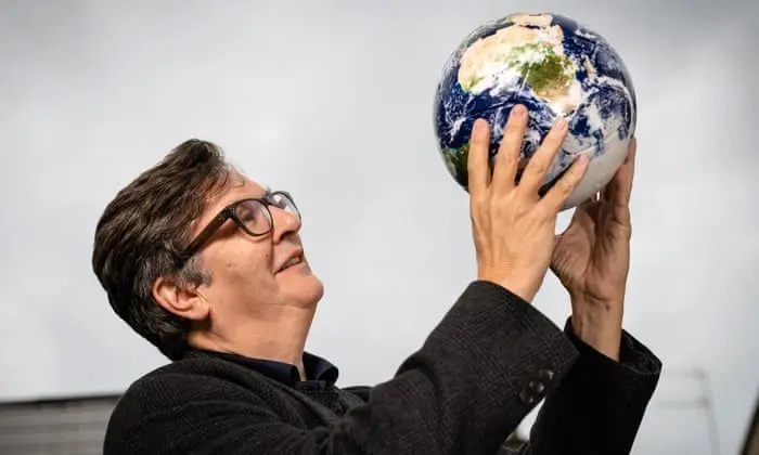 فوتبال بازی کردن با توپ هنری / لگد زدن به یک جهان متفاوت