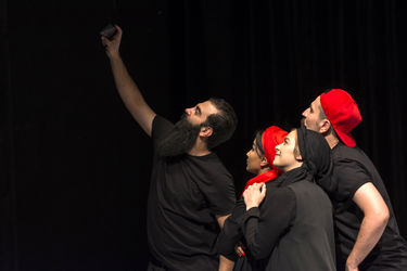 نمایش "گرگ‌ها کروات نمی‌زنند" در عمارت نوفل لوشاتو