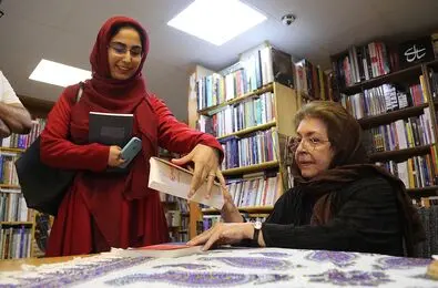ببینید: جشن امضای یک کتاب توقیفی پس از 13 سال 