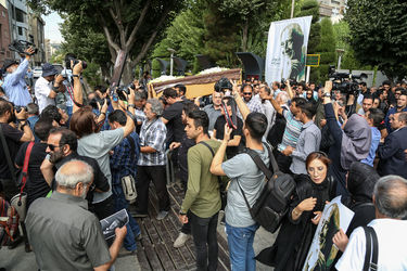 تشییع پیکر زنده‌یاد داریوش اسدزاده از مقابل خانه هنرمندان