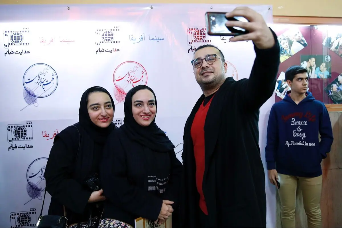 اکران مردمی فیلم « ثبت با سند برابر است» در سينما آفريقا