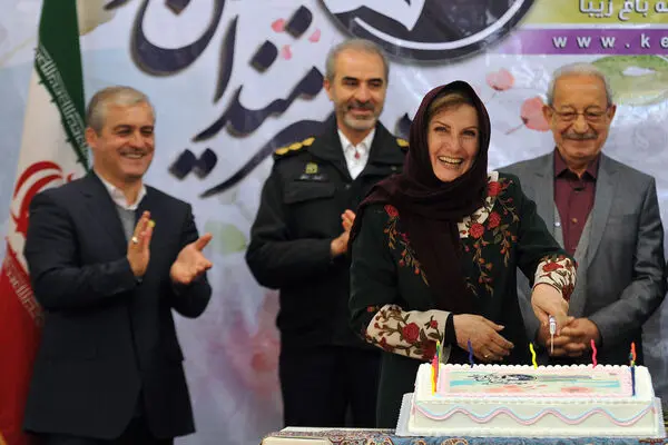 ببینید: تولد بازی هنرمندان در مقابل پلیس