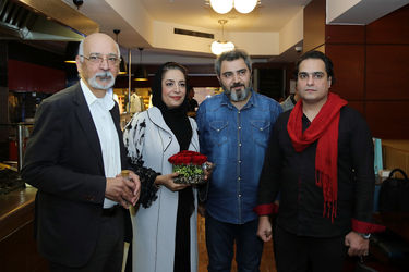 فرش فیروزه‌ای نمایش "مرد بالشی" در مرکز خرید تندیس