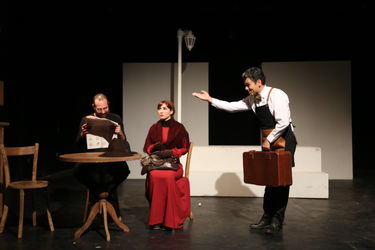 اجرای نمایش "آندورای تئاتر اشتباهات" در تئاتر باران