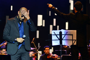 کنسرت "عاشقانه‌های ناصر چشم‌آذر" در سالن همایش‌های برج میلاد