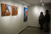 جهان کاریکاتوری در نقاشی‌های هنگامه عابدین/ تصاویری از نمایشگاه "جدی نگیر" در گالری گلستان