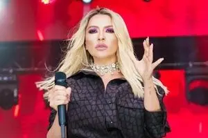 ببینید: حادیثه خواننده زن ترک با استایل خاص روی صحنه