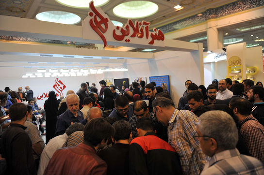 جشن تولد ۷۷ سالگی آیدین آغداشلو در نمایشگاه مطبوعات