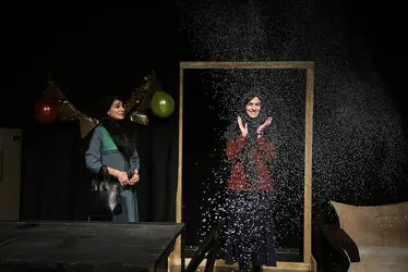 نمایش "بی‌سرپرست" در تماشاخانه مهرگان