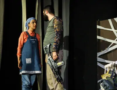 ببینید: درگیری یک سرباز با یک زن در تئاتر