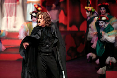 اجرای نمایش "هملت و دن کیشوت" در سالن اصلی تئاترشهر